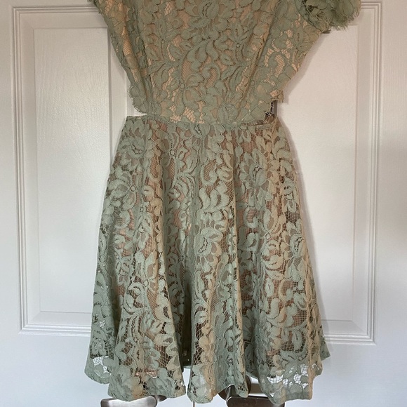 Cutout Lace Dress Sz 2 - Picture 5 of 5